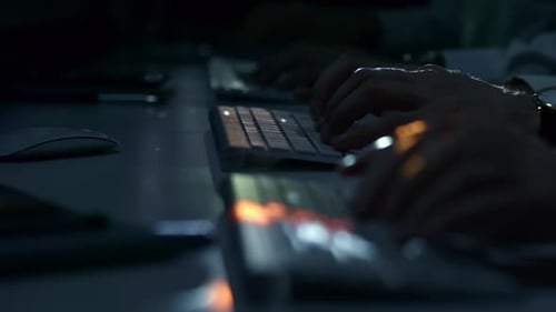 Hände von Programmierern, die auf Tastaturen tippen