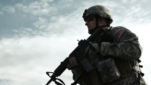 Soldat s'entraînant à tirer sur fond de ciel