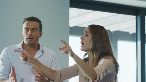 Pareja enojada peleando en Laxury House. Conflicto familiar. Problema de relación