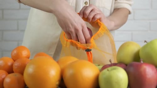 Mujer con bolsas de supermercado reutilizables