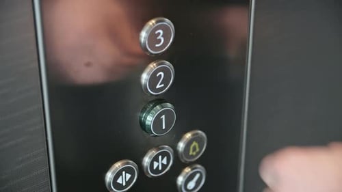 Drücken der Aufzugstaste