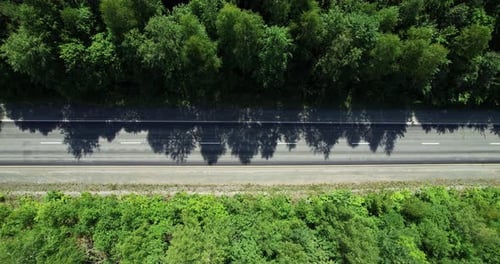 Eine Autobahn ohne Autos. Luftbild.
