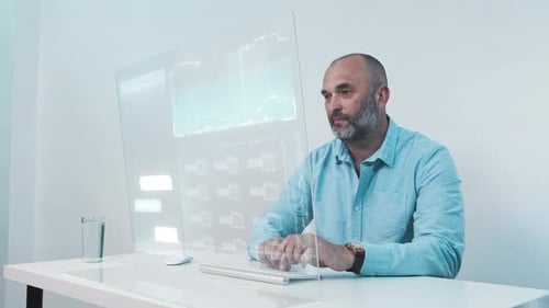 Mann benutzt seinen High-Tech-Computer mit transparentem Display