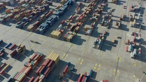 Luftbild. Logistisches Geschäfts- oder Transportkonzept: Über den Import- und Exporthafen mit vielen Stapeln
von