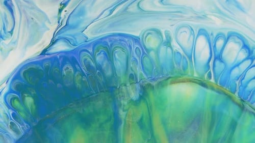 Des ruisseaux abstraits de pastel clair coulent le long de l'avion sur un fond bleu