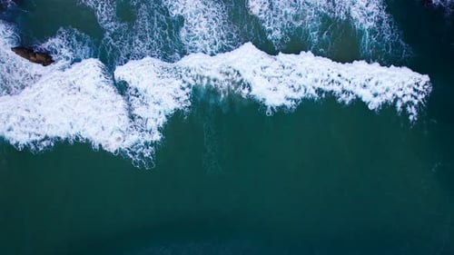 Vue aérienne des vagues de l'océan heurtant les rochers