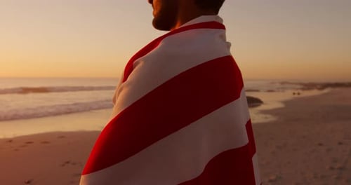 Junger Mann am Meer