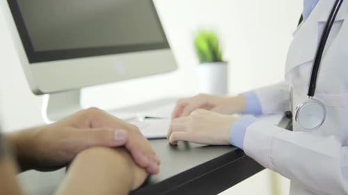 Arzt erklärt den Patienten