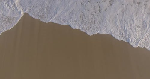 Vague de l'océan sur la plage