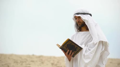 Lecture arabe du Coran dans le désert, méditation et réflexion sur les enseignements de Mahomet