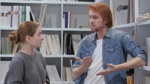 Un sage créatif discute d'une idée avec une jeune femme au travail