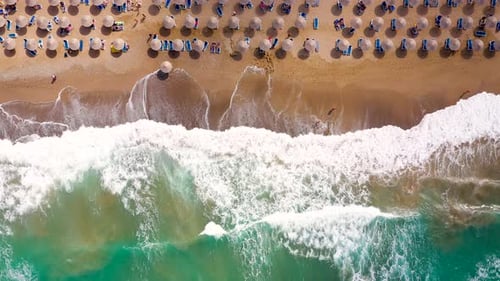 Luftaufnahme des Meeres Sandstrand Sonnenschirme und Sonnenliegen Unkennbare Personen