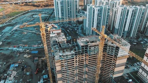 Flycam filma modernos rascacielos construidos con grúas altas