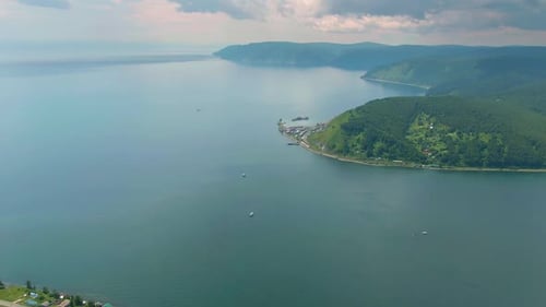 Flug über Wasser zum Flussufer