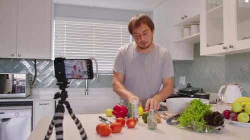 Food Blogger Cuisiner un repas et enregistrer une vidéo pour Blog