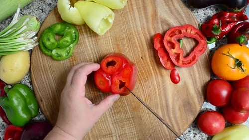 Le cuisinier coupe le poivre