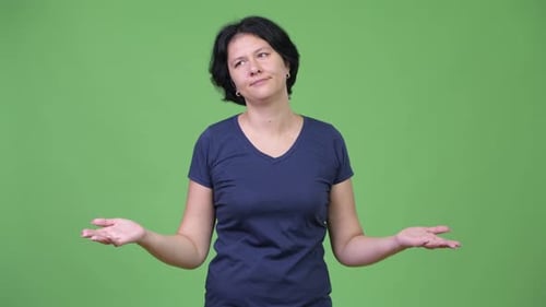 Gestresste Frau mit kurzen Haaren bekommt schlechte Nachrichten