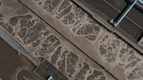 Plantas de tratamiento de aguas residuales que limpian depósitos de aguas residuales