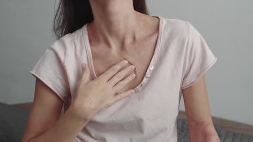 Allergische Dermatitis am Hals