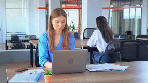 Un employé travaillant avec un ordinateur célèbre beaucoup avec ses collègues