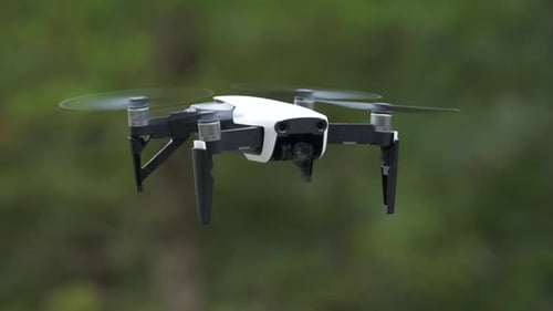Kleine Quadcopter-Drohne UAV schwebt langsam