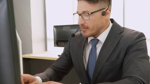 Geschäftsleute mit Headset, die im Büro arbeiten