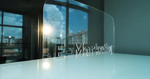 E-Marketing-Briefe aus Glas und Büro im Hintergrund
