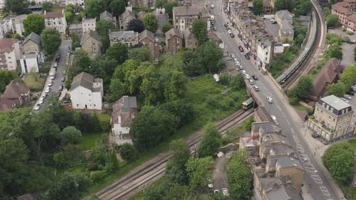 Serviço de trem subterrâneo da cidade de Londres. Treine em trilhos de trem passando pela estação ferroviária Crystal Palace