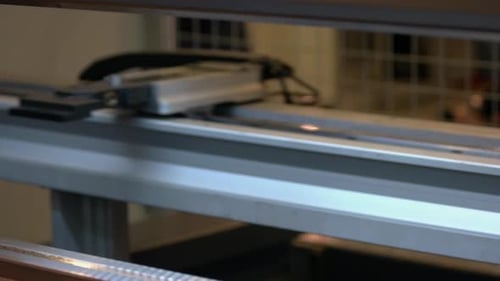 Gros plan de l'équipement de machine industrielle électronique en acier métallique