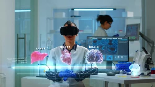 Medical Professional Uses VR to Study Human Organs