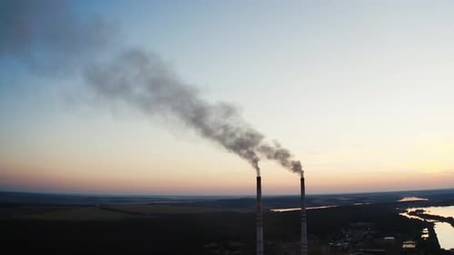 Rauchleitungen der Fabrik. Fabrik mit Kaminen, die Rauch in den tiefblauen Himmel treiben