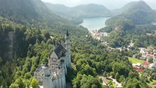 Luftaufnahmen von Schloss Neuschwanstein neben dem Alpsee, Bayern, Deutschland.