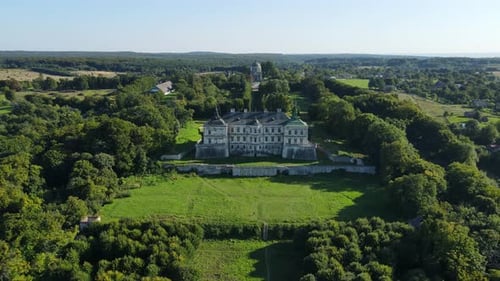 Toma aérea Village Pidhirtsi Castle Ucrania