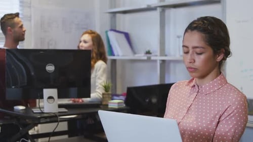 Gens d'affaires travaillant dans des bureaux modernes
