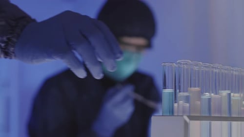 Deux chimistes travaillant en laboratoire