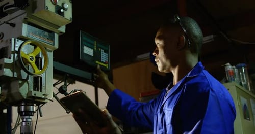 Männlicher Arbeiter nutzt digitales Tablet in Glasfabrik 4k