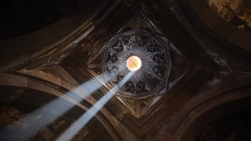 Mystischer Lichtstrahl in der Kirche
