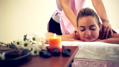 Mulher recupera massagem no spa de massagista