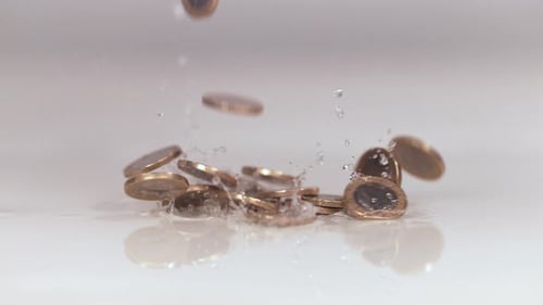 Eurocent fallen auf nasse Oberfläche