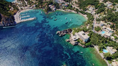 Blick auf Drohne herzförmige Küste der Bucht mit klarem azurblauem Meerwasser