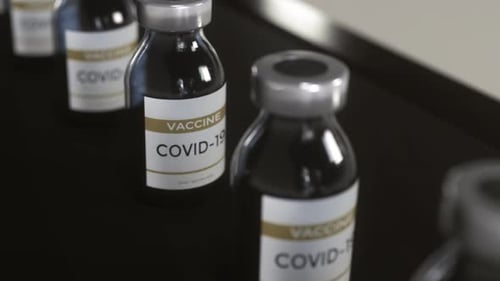 Herstellung von Covid-19-Impfstoffen: Flaschen, Fläschchen, die auf einem Förderband laufen