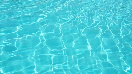Reines blaues Wasser im Pool mit Lichtreflexen