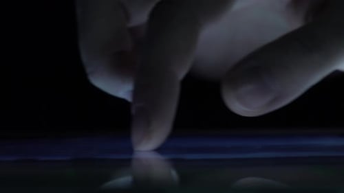 Digitales Tablet „Person Hand erhöht auf dem Bildschirm“, Schwarz