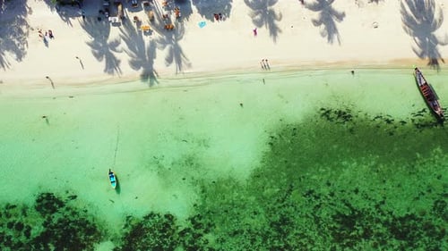 Weitwinkel über dem Tourismus, Aufnahme eines sonnenweißen Sandparadiesstrandes und eines blauen Wasserhintergrunds in