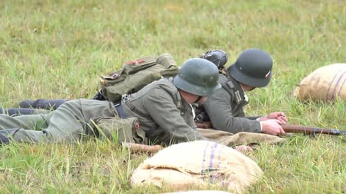 Des soldats gisent sur le sol