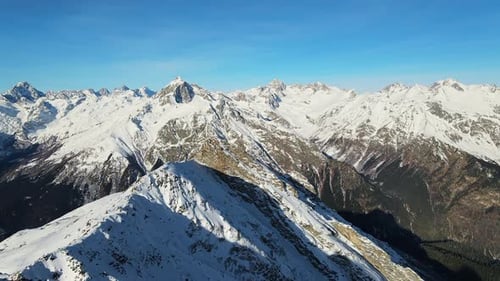 El monte Mussa Achitara, la montaña más visitada sobre el pueblo de Dombay