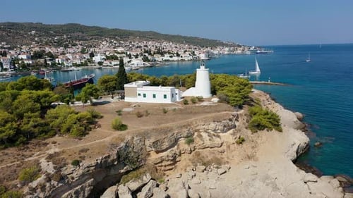 Luftaufnahme des Leuchtturms in der Altstadt von Spetses Griechenland Drohnenvideografie