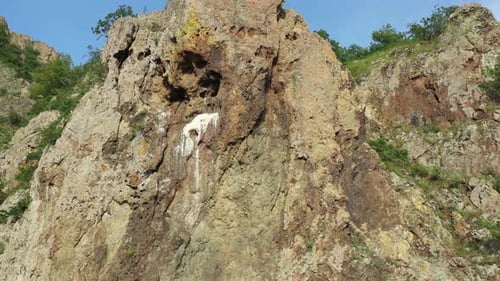 Nid de vautours fauves dans des niches rocheuses 3