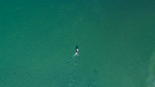 Kayak en lago, relajar y disfrutar del deporte.