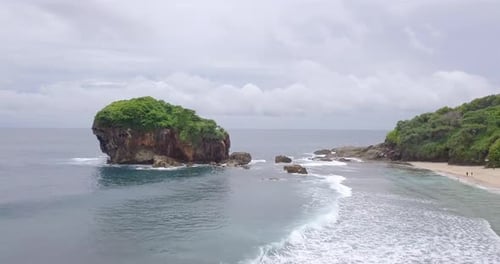 Aerial Jungwok Beach Gunung Kidul Regency, Yogyakarta, Indonésia. a água do mar parece azul com alguns